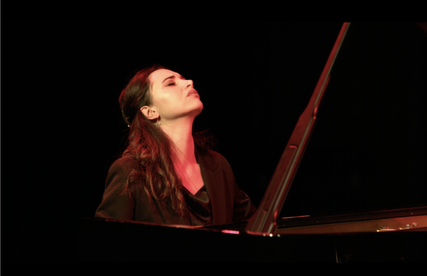 Elina Akselrud performing at the piano