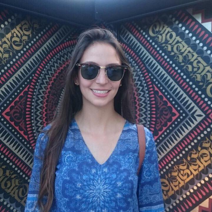 Mujer sonriente con gafas oscuras y el cabello lar