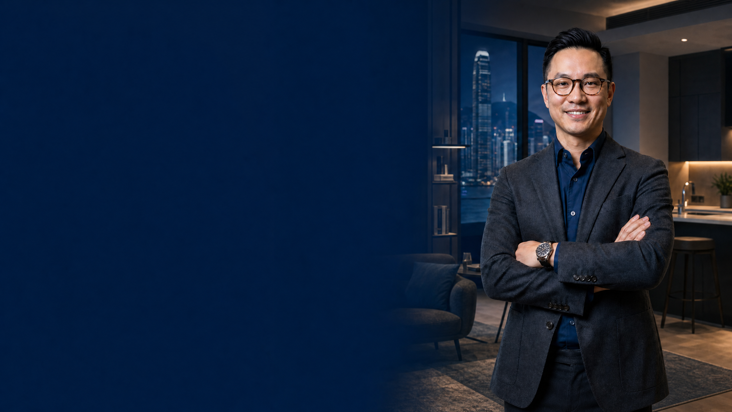 阿正站於現代香港住宅室內，作為裝修設計防伏課講師