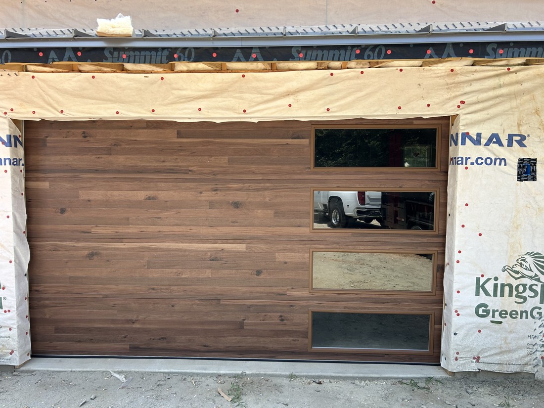 Установка wood-look гаражных ворот на новом доме