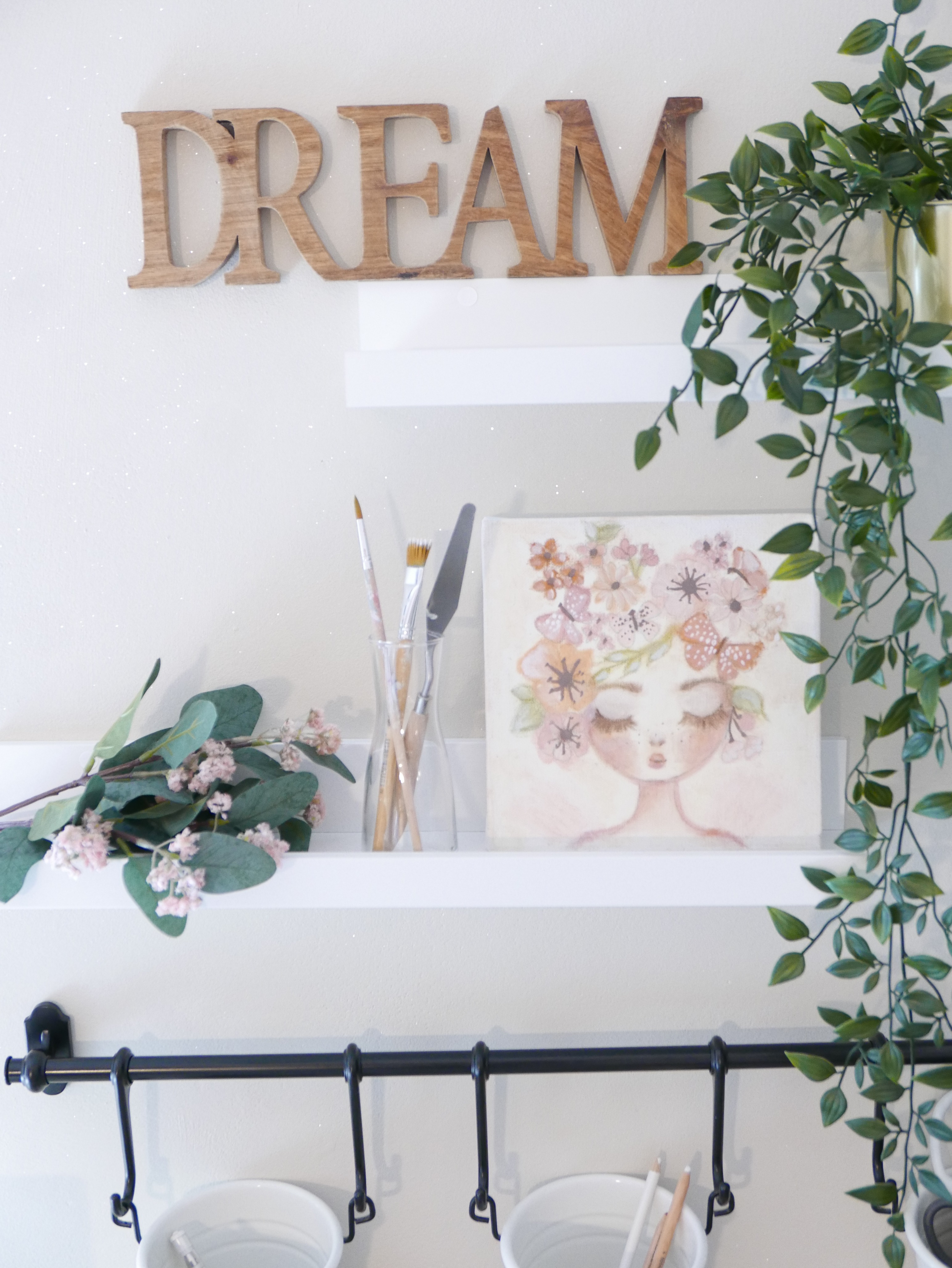 How-to-paint-with-acrylic-paints-a-face-on-canvas