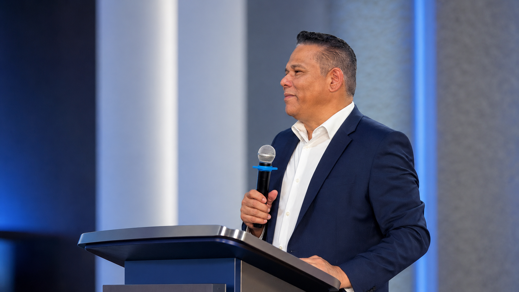 Dr. Marvin Peluffo predicando durante una capacitación de Un Millón de Predicadores