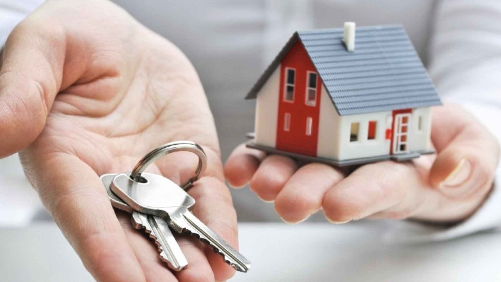 hand with keys in them