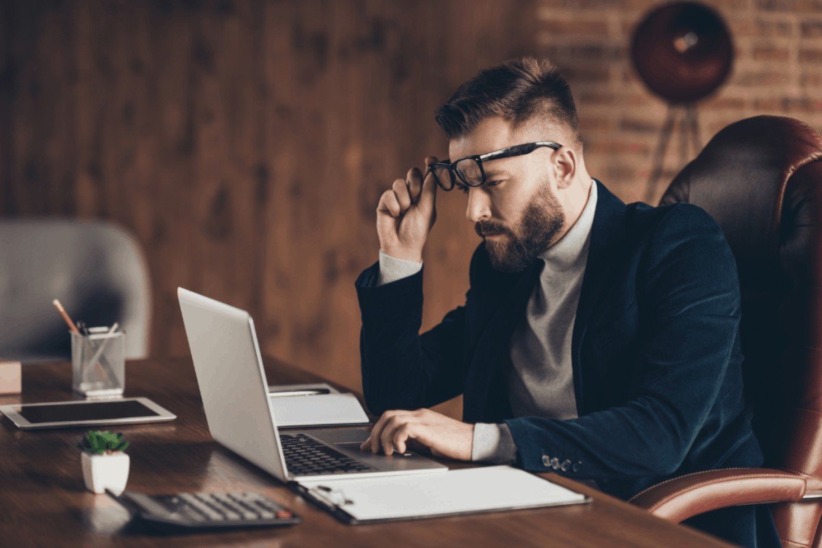 man doing stock brokers reviews 